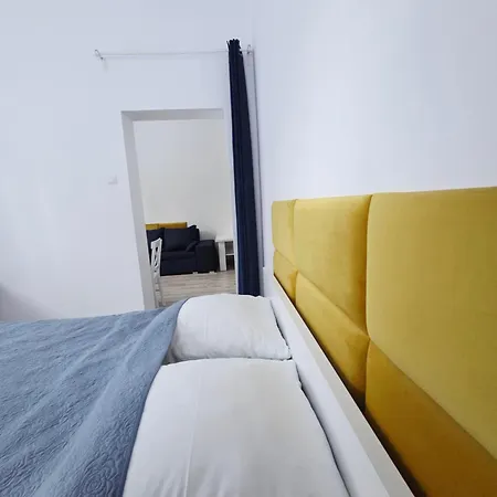 Azalia Alloggio in famiglia *